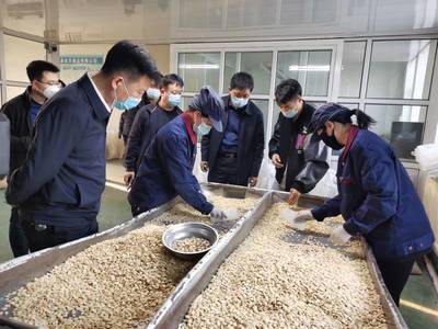 五一節(jié)前,蘿北縣領(lǐng)導(dǎo)來北方食品公司防火檢查工作